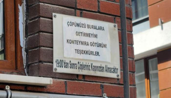 Eskişehir’de apartmandan dikkat çeken çöp uyarısı Eskişehir’de apartmandan dikkat çeken çöp uyarısı