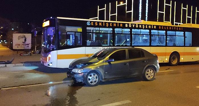 Eskişehir'de belediye otobüsü kaza yaptı!