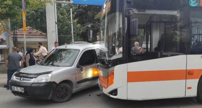Eskişehir'de belediye otobüsüne çarptı! 