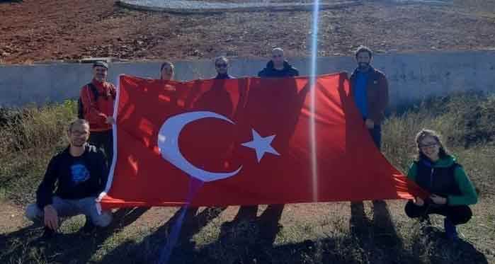Eskişehir'de dağ yamacındaki Türk bayrak için yürüdüler