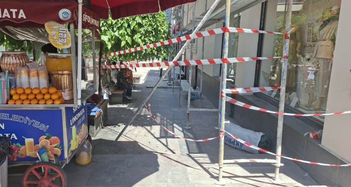 Eskişehir’de dış cephe çalışması yaya yolunu daralttı Eskişehir’de dış cephe çalışması yaya yolunu daralttı
