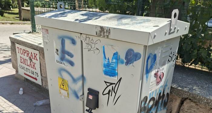 Eskişehir’de elektrik panoları yazılarla tahrip ediliyor Eskişehir’de elektrik panoları yazılarla tahrip ediliyor