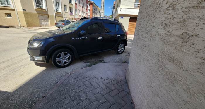 Eskişehir’de hatalı parklar engelli rampalarını kullanılamaz hale getiriyor Eskişehir’de hatalı parklar engelli rampalarını kullanılamaz hale getiriyor