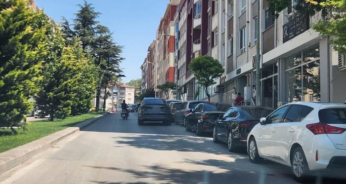 Eskişehir’de hatalı parklar sürücüleri zor durumda bırakıyor Eskişehir’de hatalı parklar sürücüleri zor durumda bırakıyor