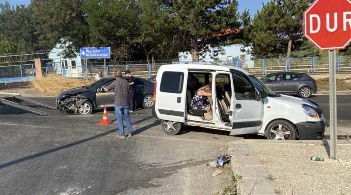 Eskişehir'de iki araç çarpıştı: 1 yaralı Eskişehir'de iki araç çarpıştı: 1 yaralı
