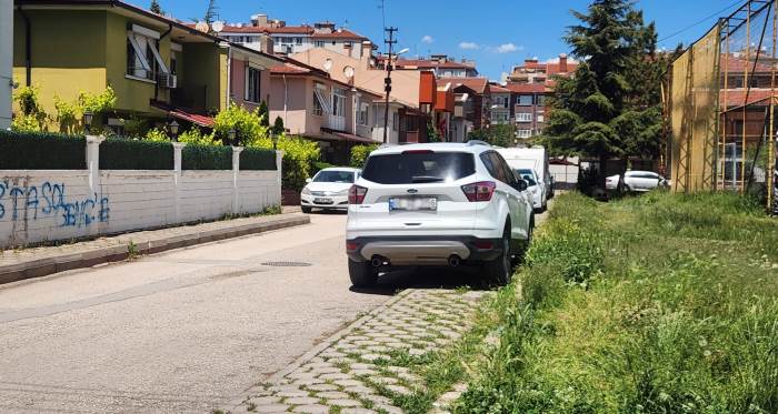 Eskişehir’de kaldırım işgali yayaları zor durumda bırakıyor Eskişehir’de kaldırım işgali yayaları zor durumda bırakıyor