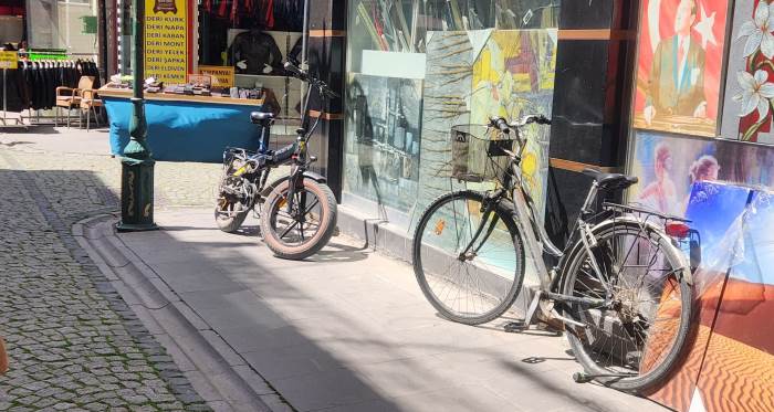 Eskişehir’de kaldırım sorunu büyüyor: Vatandaştan çağrı! Eskişehir’de kaldırım sorunu büyüyor: Vatandaştan çağrı!