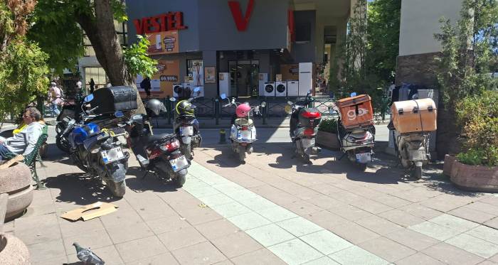 Eskişehir’de kaldırımlar motosiklet otoparkına döndü Eskişehir’de kaldırımlar motosiklet otoparkına döndü