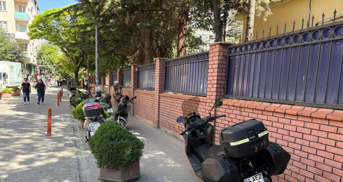 Eskişehir’de kaldırımlara park edilen motosikletler yayaları zorluyor Eskişehir’de kaldırımlara park edilen motosikletler yayaları zorluyor