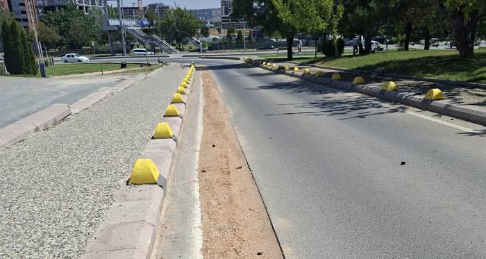 Eskişehir’de kaldırımlardaki eksik dubalar dikkat çekti Eskişehir’de kaldırımlardaki eksik dubalar dikkat çekti