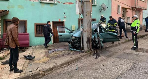 Eskişehir'de kontrolden çıkan otomobil beton direğe çarptı