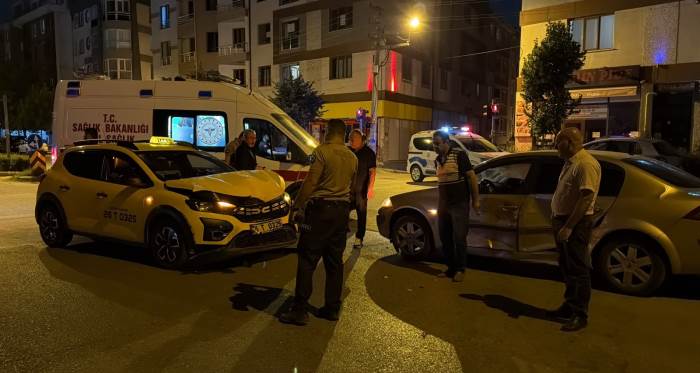 Eskişehir’de kontrollü kavşakta kaza: 1 kişi yaralandı Eskişehir’de kontrollü kavşakta kaza: 1 kişi yaralandı
