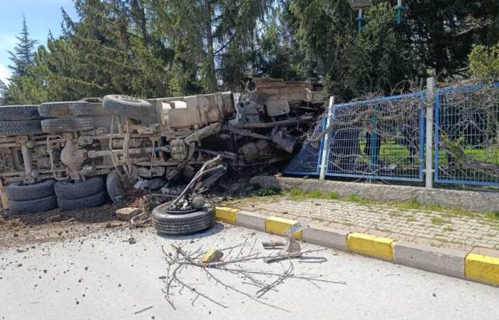 Eskişehir’de korkutan kaza: Kamyon çitleri aşıp fabrikaya girdi Eskişehir’de korkutan kaza: Kamyon çitleri aşıp fabrikaya girdi