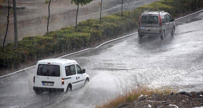 Eskişehir'de kuvvetli yağış: Araçlar yollarda kaldı