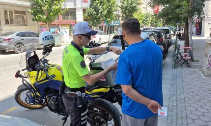 Eskişehir’de motosiklet sürücüsü kesilen cezalarla neye uğradığını şaşırdı! Eskişehir’de motosiklet sürücüsü kesilen cezalarla neye uğradığını şaşırdı!