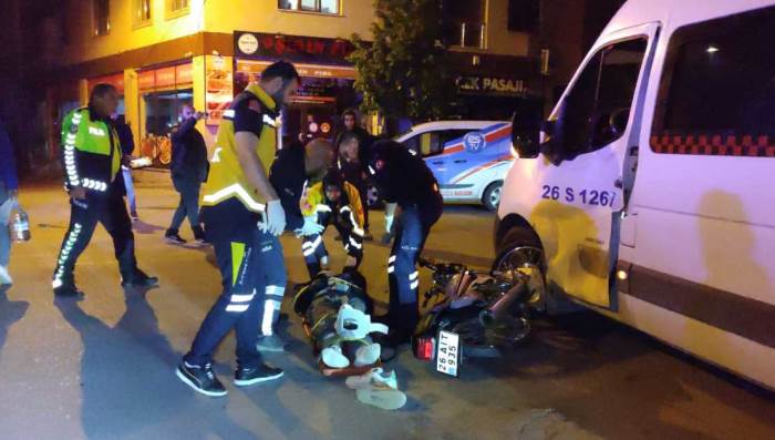 Eskişehir'de motosiklet ve servis çarpıştı: 2 yaralı