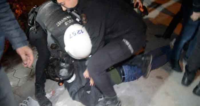 Eskişehir'de öğrenci eylemi: Polis müdahale etti, gözaltılar var!