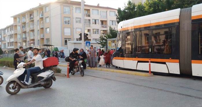 Eskişehir'de pazardan dönen kadına tramvay çarptı!