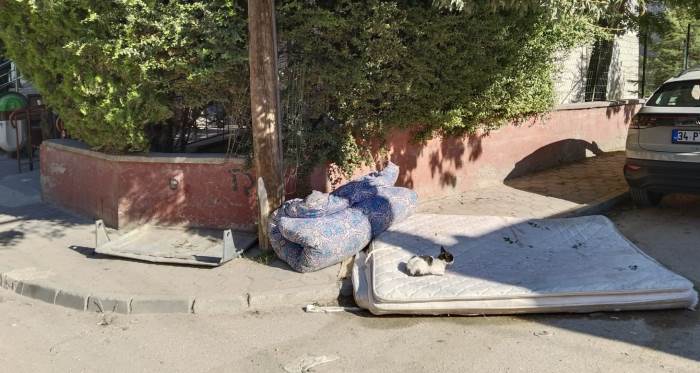 Eskişehir’de sağlık ocağı çevresi atıklarla doldu Eskişehir’de sağlık ocağı çevresi atıklarla doldu