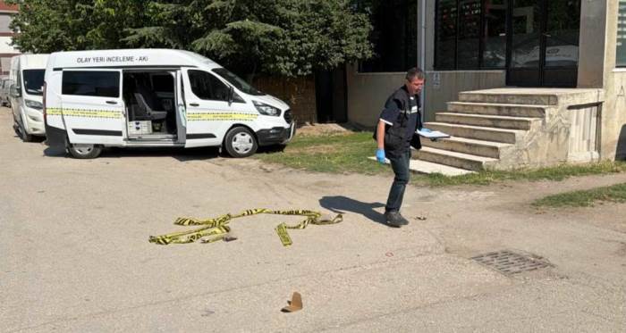 Eskişehir’de sokak ortasında silahlı kavga: Kız kardeşinin sevgilisini… Eskişehir’de sokak ortasında silahlı kavga: Kız kardeşinin sevgilisini…