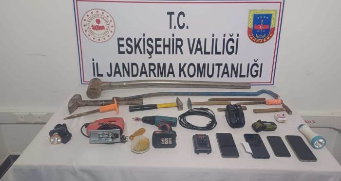 Eskişehir'de suçüstü yakalandılar: Bir evin içinde 4 kişi...