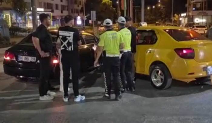 Eskişehir’de taksi ile otomobil çarpıştı Eskişehir’de taksi ile otomobil çarpıştı