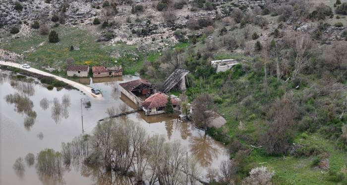 Eskişehir’de taşan baraj hayatı felç etti: Mahalleli yardım bekliyor! Eskişehir’de taşan baraj hayatı felç etti: Mahalleli yardım bekliyor!
