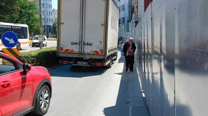 Eskişehir’de tehlikeli manzara: Vatandaş trafiğin içinde kaldı! Eskişehir’de tehlikeli manzara: Vatandaş trafiğin içinde kaldı!