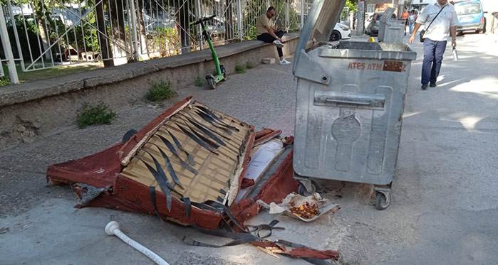 Eskişehir'de tepki çeken görüntü: Çöp atmasını bilmiyorlar!