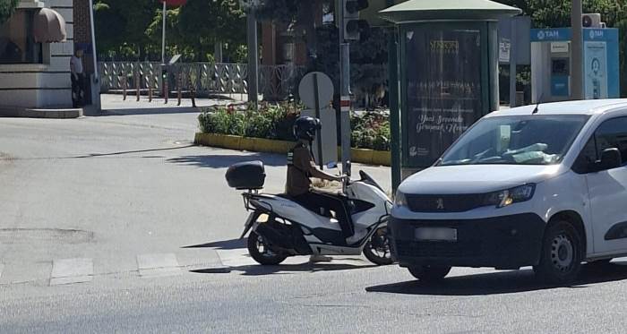 Eskişehir’de trafik kurallarını hiçe saydı: Facianın eşiğinden dönüldü! Eskişehir’de trafik kurallarını hiçe saydı: Facianın eşiğinden dönüldü!