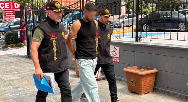 Eskişehir’de trafikte tartıştığı motosikletli kuryeyi silahla yaralayan şüpheli tutuklandı! Eskişehir’de trafikte tartıştığı motosikletli kuryeyi silahla yaralayan şüpheli tutuklandı!