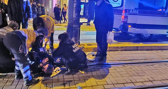Eskişehir'de tramvay yolunda korkutan anlar: Kafasını vurdu!