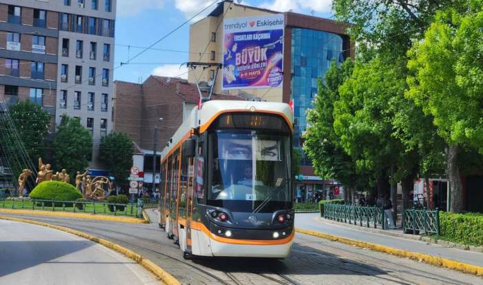 Eskişehir’de tramvaylar 19 Mayıs’a özel süslendi Eskişehir’de tramvaylar 19 Mayıs’a özel süslendi