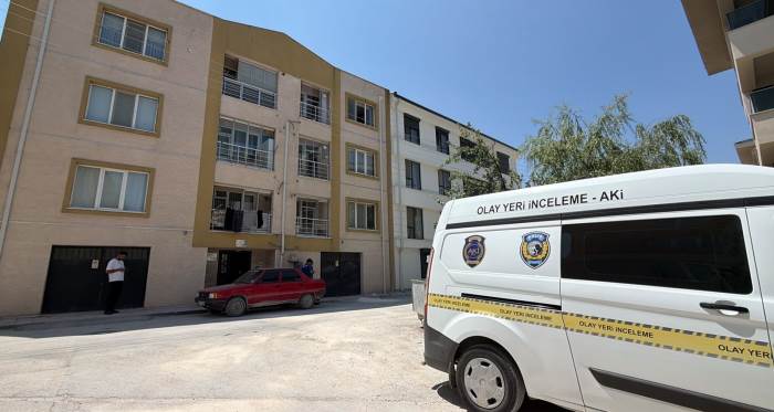 Eskişehir’de üçüncü kattan düşen çocuk ağır yaralandı! Eskişehir’de üçüncü kattan düşen çocuk ağır yaralandı!