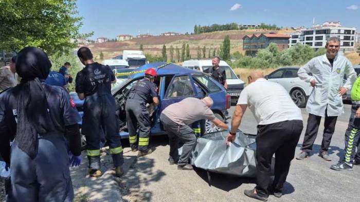 Eskişehir’deki feci kazada ölen kadın araçtan güçlükle çıkarıldı Eskişehir’deki feci kazada ölen kadın araçtan güçlükle çıkarıldı