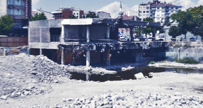Eskişehir'in göbeğinde, 30 yıldır yıkılmayı bekliyor...