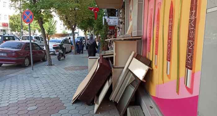 Eskişehir'in göbeğinde kaldırıma mobilya yığdılar