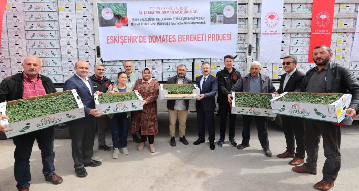 Eskişehir Valisi Hüseyin Aksoy'dan çiftçilere domates fidesi