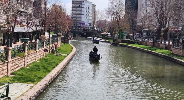 Eskişehirliler Porsuk’ta gondol keyfi yaptılar Eskişehirliler Porsuk’ta gondol keyfi yaptılar