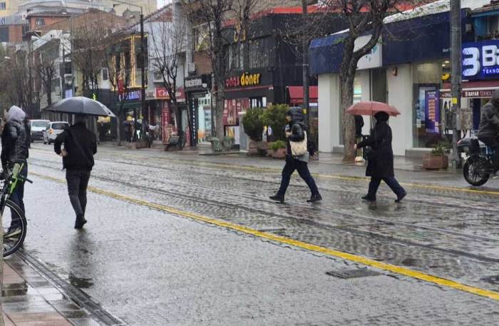 Eskişehirliler yağmur altında sığınacak yer aradı! Eskişehirliler yağmur altında sığınacak yer aradı!