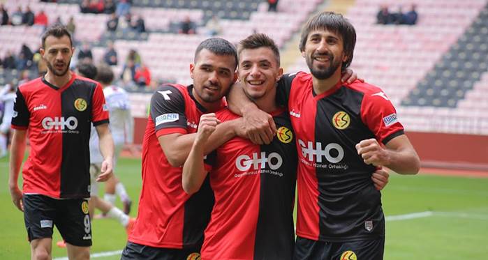 Eskişehirspor'da ilk maçta göze girdi