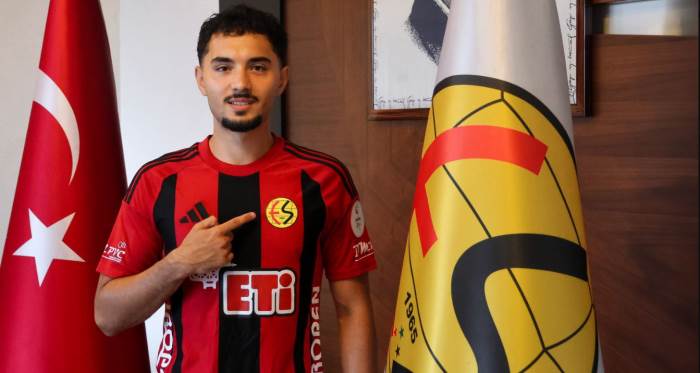 Eskişehirspor’un bir futbolcusu daha siyah-kırmızılı formayla devam edecek! Eskişehirspor’un bir futbolcusu daha siyah-kırmızılı formayla devam edecek!