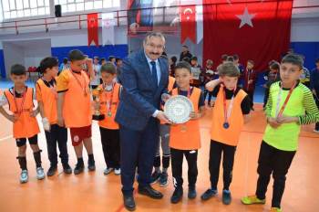 Futsal Turnuvasında Şampiyon Gazi Emet B Takımı
