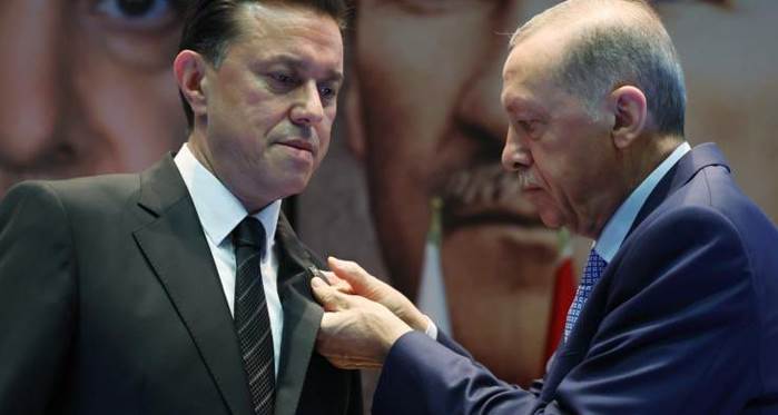 İşte ilk fotoğraf: Erdoğan Hatipoğlu'na rozeti böyle taktı