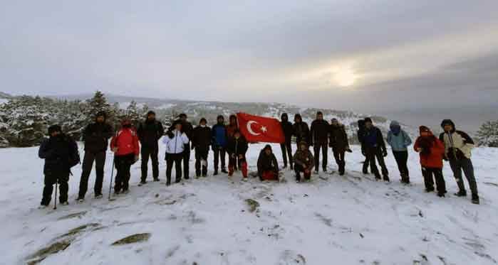Kar ve soğuğa aldırmadan, Eskişehir'in "çatısına" tırmandılar!