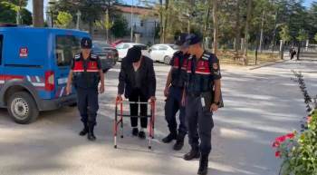 Karısını Öldürdüğü İddia Edilen 89 Yaşındaki Şüpheli Adliyeye 4 Ayaklı Bastonla Getirildi
