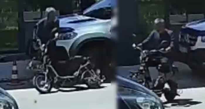 Kavga eden sürücünün motosikletini çaldı