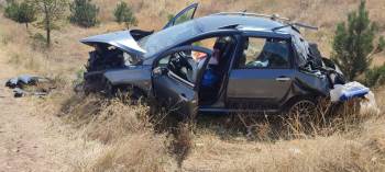 Kazada Hurdaya Dönen Araçta 2 Kişi Yaralandı
