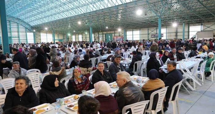 Kazım Kurt’tan 75. Yıl Mahallesi’nde binlerce kişiye iftar yemeği