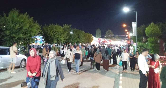 Kütahya’da festivale yoğun ilgi: Alan insan seline döndü Kütahya’da festivale yoğun ilgi: Alan insan seline döndü